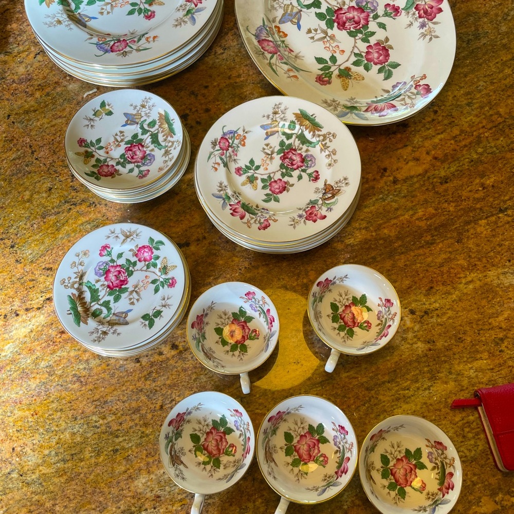 Wedgewood bone china. England. Charnwood WD 3984. Great condition!  7 people.